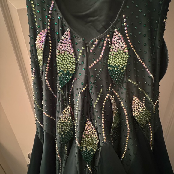 Elegant Green Evening Gown - Picture 4 of 8